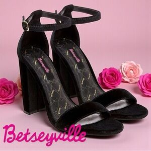 Betseyville by Betsey Johnson Black Velvet Block Heel Sandals Sz 10
